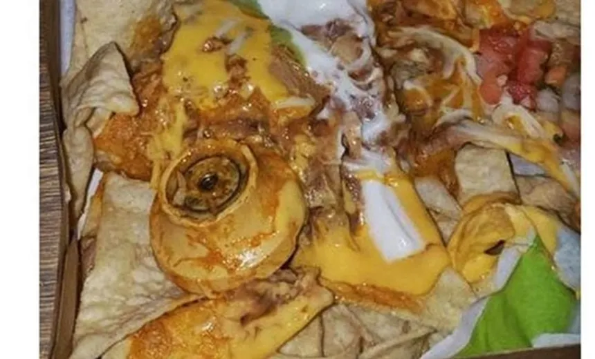 Mulher compra porção de nachos e encontra ?maçaneta de porta? misturado aos ingredientes