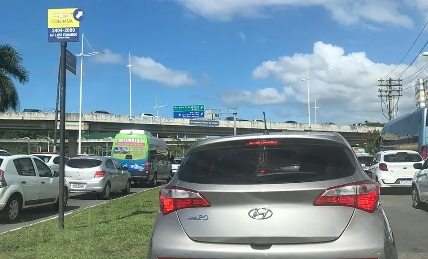 Acidente envolvendo carro e moto deixa ferido na subida do viaduto Nelson Dahia