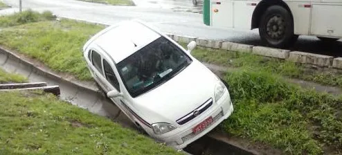 Taxista perde controle de veículo e cai em vala na Avenida Vasco da Gama