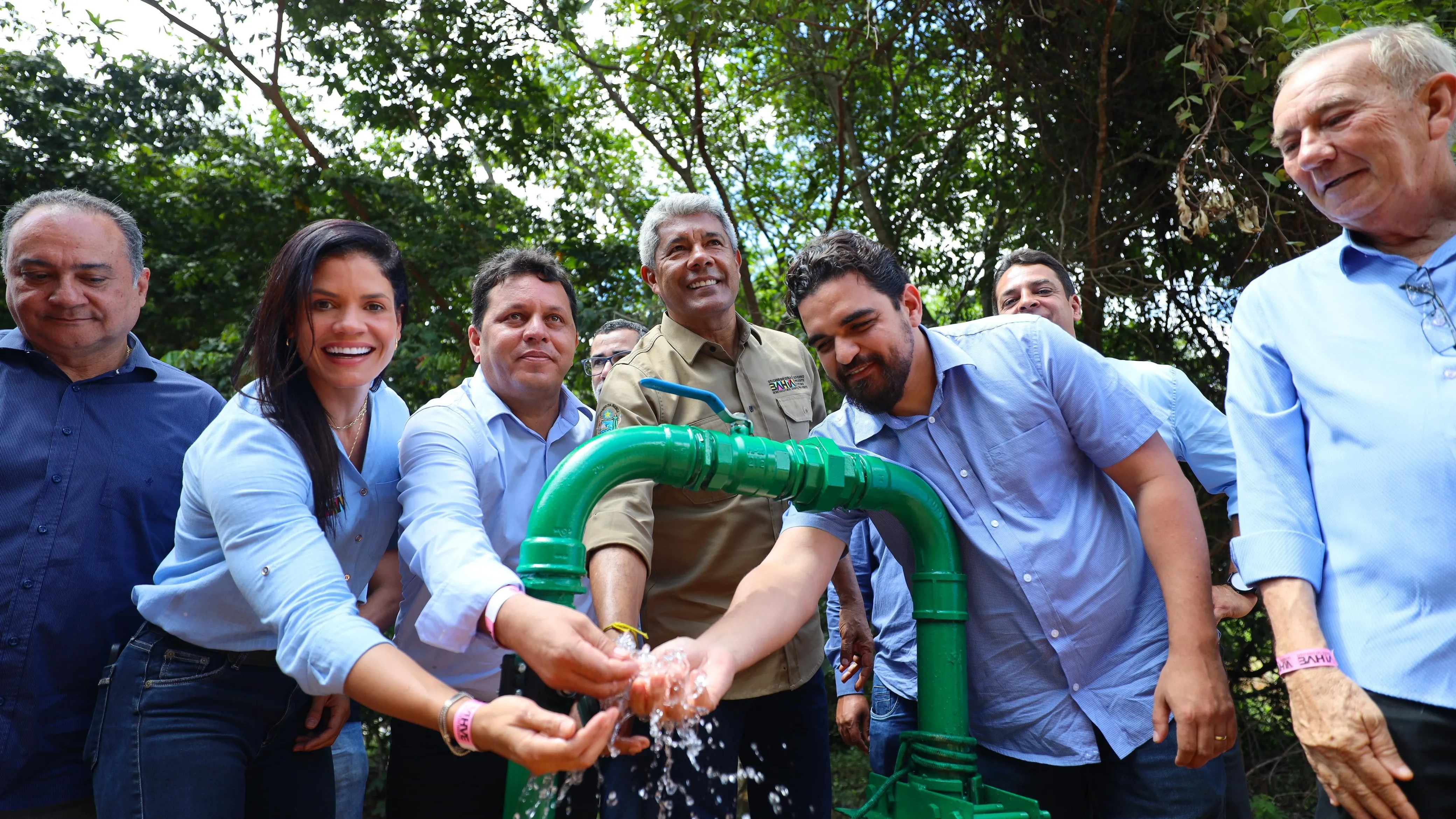 Governo entrega poço artesiano e reforça abastecimento em Wagner