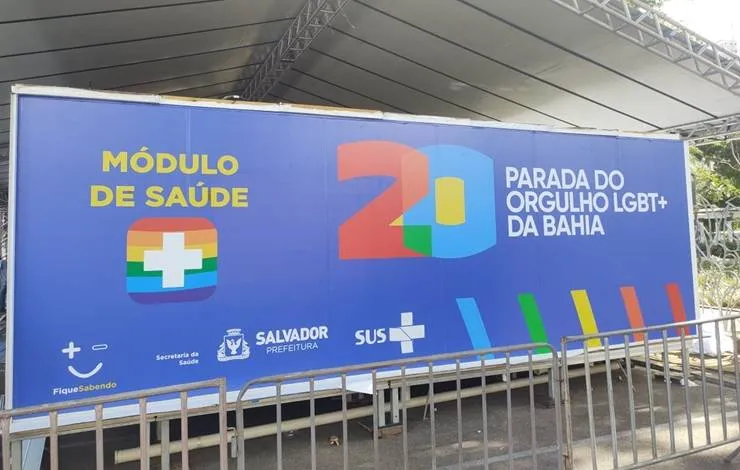 Módulo para atendimentos médicos é posicionado na Parada LGBT+ de Salvador