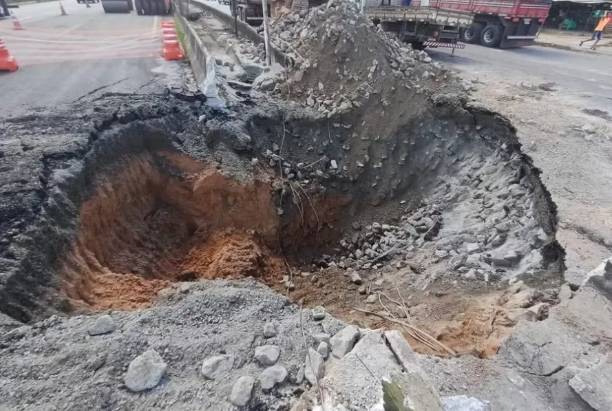 Cratera na BR-324 mantém faixa interditada e trânsito segue lento nesta sexta