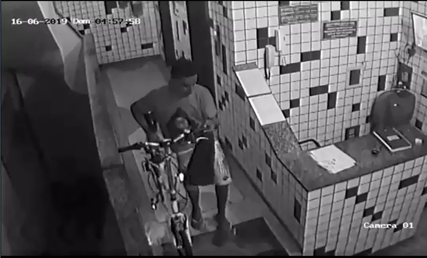 VÍDEO: câmera de segurança registra furto de bicicleta em edifício no Centro de Salvador