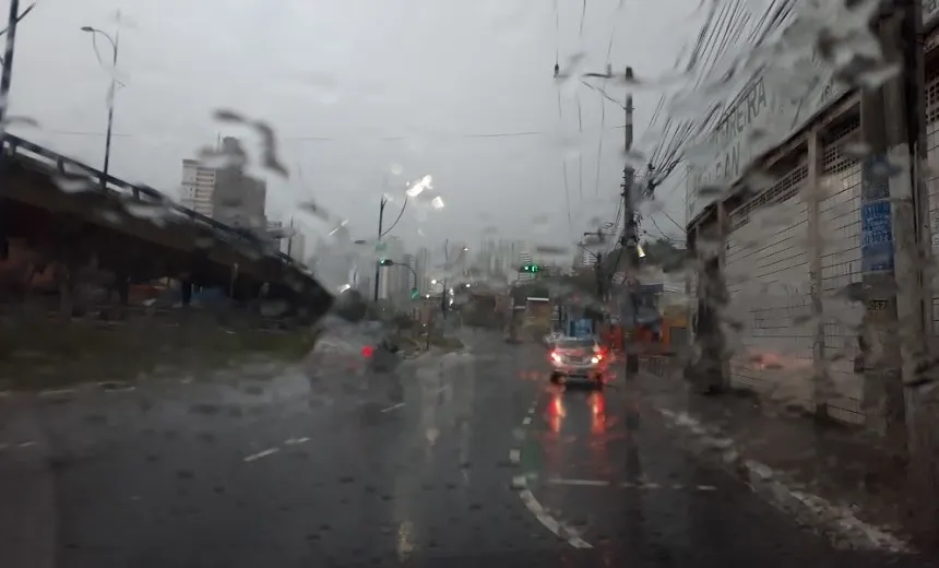 CHUVA E CAOS: Manhã tem alagamentos e quedas de poste e árvore no trânsito de Salvador