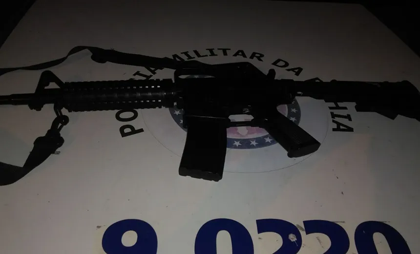 Bandidos assaltam loja com fuzil de brinquedo em Salvador; Arma é apreendida