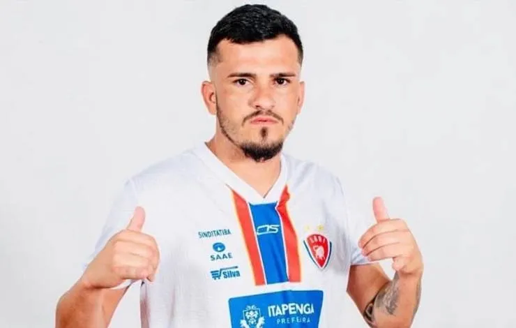 Jogador de futebol e namorada morrem em acidente entre motos em Porto Seguro