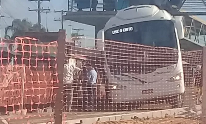 Asfalto cede e ônibus fica preso em buraco, prejudicando o trânsito no bairro de São Cristóvão