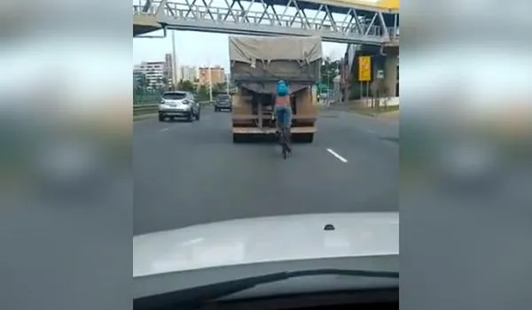 Assista! "Doido" pega "vácuo" em caçamba na Paralela e motorista filma; "é maluco, rapaz"