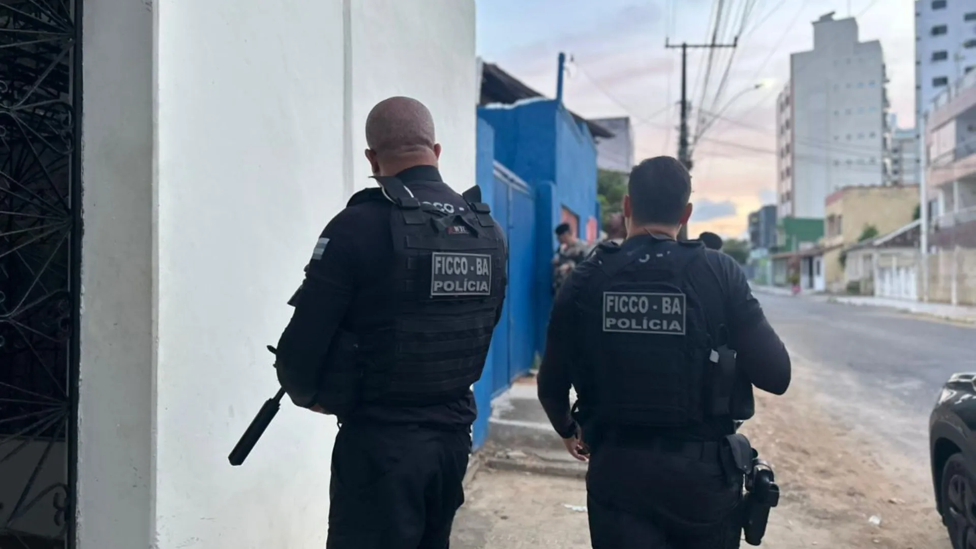 Mulher suspeita de negociar armas para facções criminosas é presa na Bahia