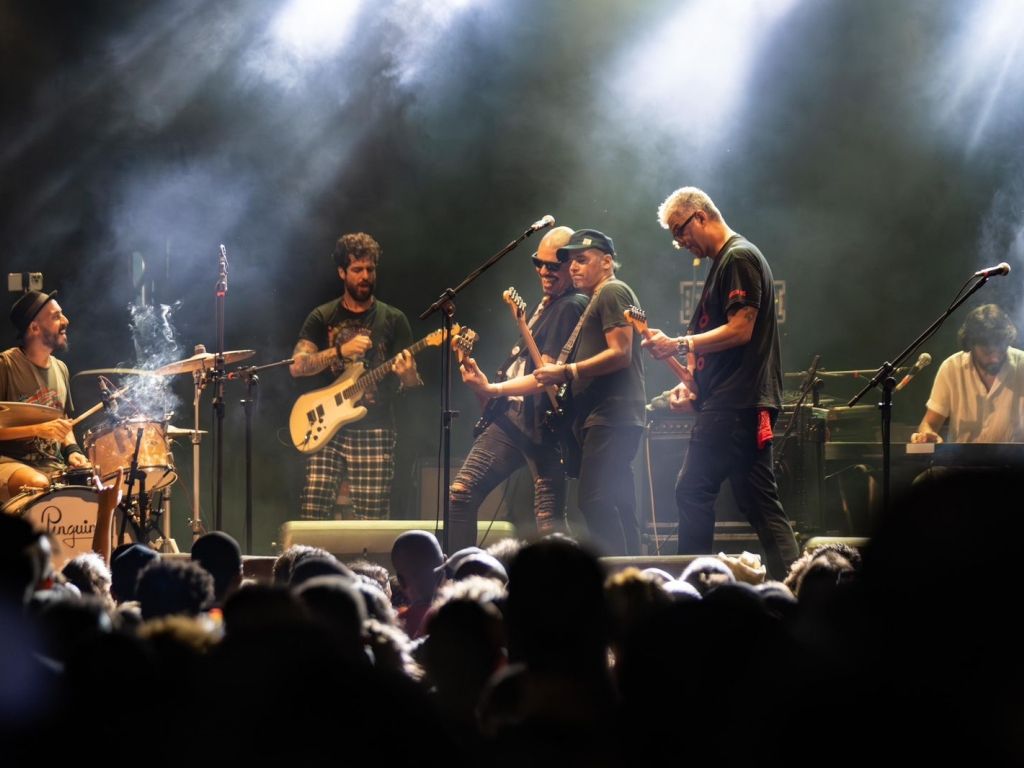 Além de Fábio Cascadura e Thiago Trad, a banda se apresenta com os músicos Du Txai (guitarra e vocais), Cadinho (baixo e vocais), Martin Mendonça (guitarra e vocais) e Tadeu Mascarenhas (teclados e vocais)Foto: Divulgação