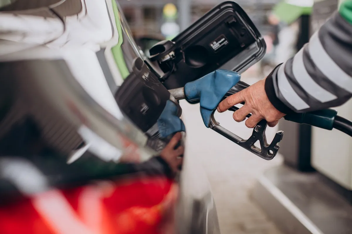 Acelen anuncia redução nos preços da gasolina e diesel na Bahia