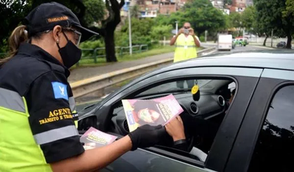 Blitze da Transalvador flagram 384 pessoas sem máscara em veículos na capital; abordagem é educativa 