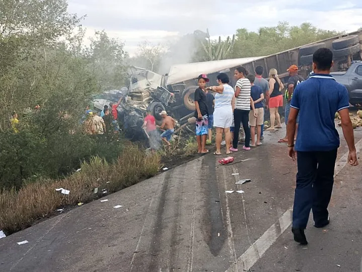 Autoridades trabalham na identificação das 15 vítimas fatais do acidente na BR-116