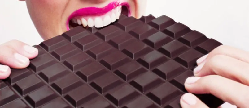 “ATENÇÃO, MULHERES”: Empresa começa a fabricar chocolates para combater cólicas menstruais
