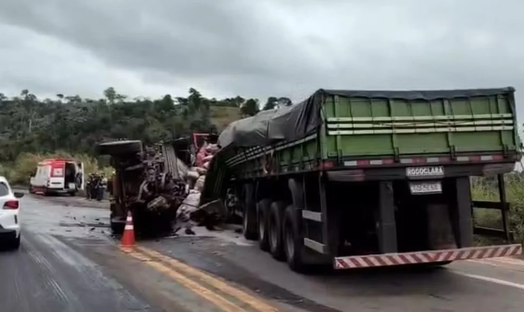 Caminhoneiro de 24 anos morre e homem fica ferido após batida entre duas carretas na BR-101.| Foto: Redes Sociais