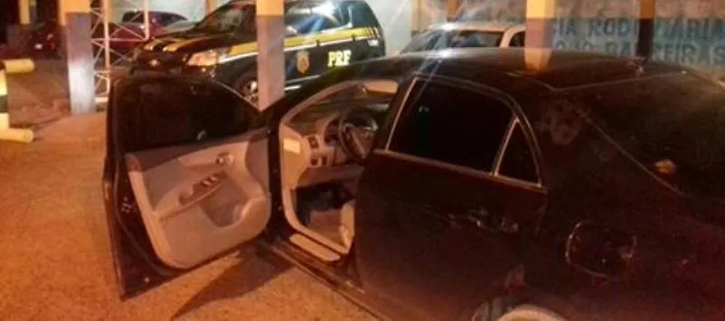 Pai e filho são presos pela PRF após comprarem carro roubado de pastor