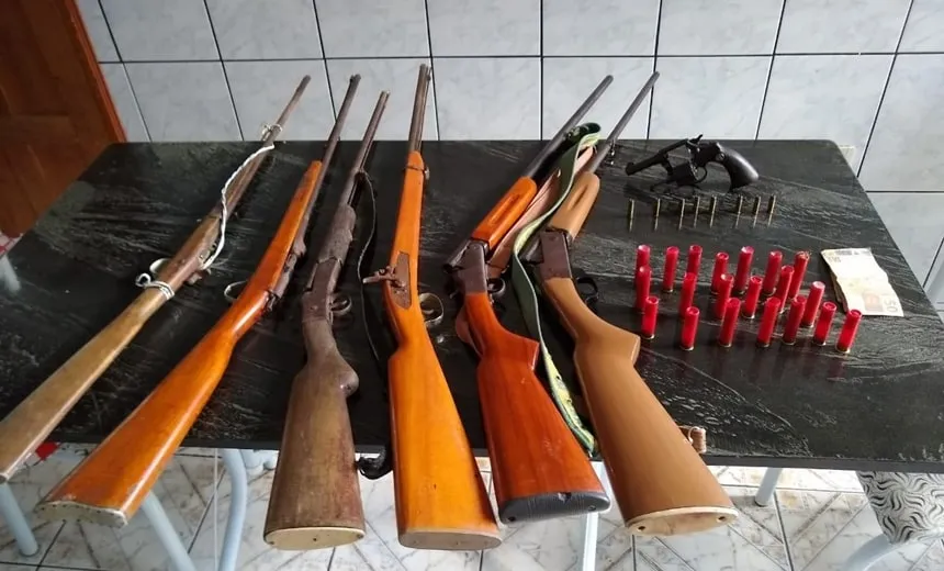 Assassino de irmão e comparsa são presos com seis espingardas no interior da Bahia