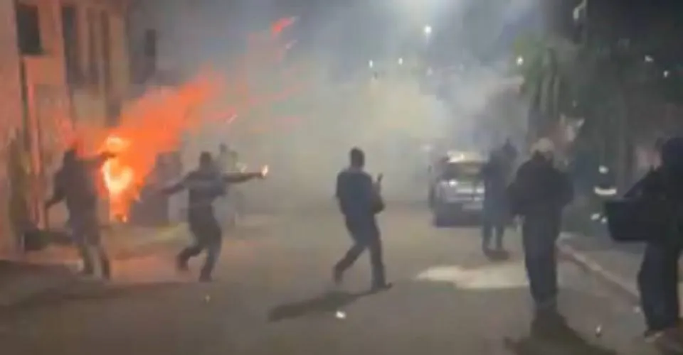 Guerra de fogos de artifício assusta moradores do Subúrbio de Salvador; assista