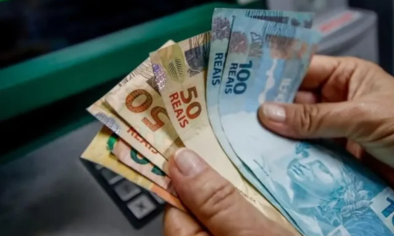 Pessoa Segura C&eacute;dulas De Real Divulga&ccedil;&atilde;o Governo