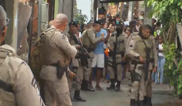 Criminosos foram presos após duas horas de negociações. | Foto: TV Aratu 
