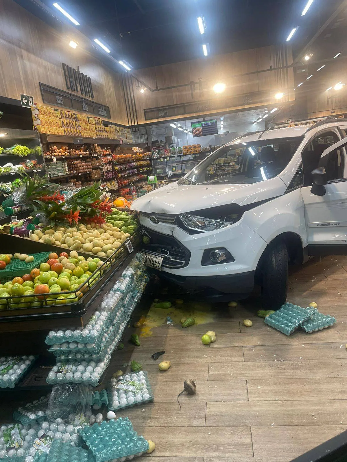 Homem invade supermercado com veículo e causa confusão na Orlando Gomes