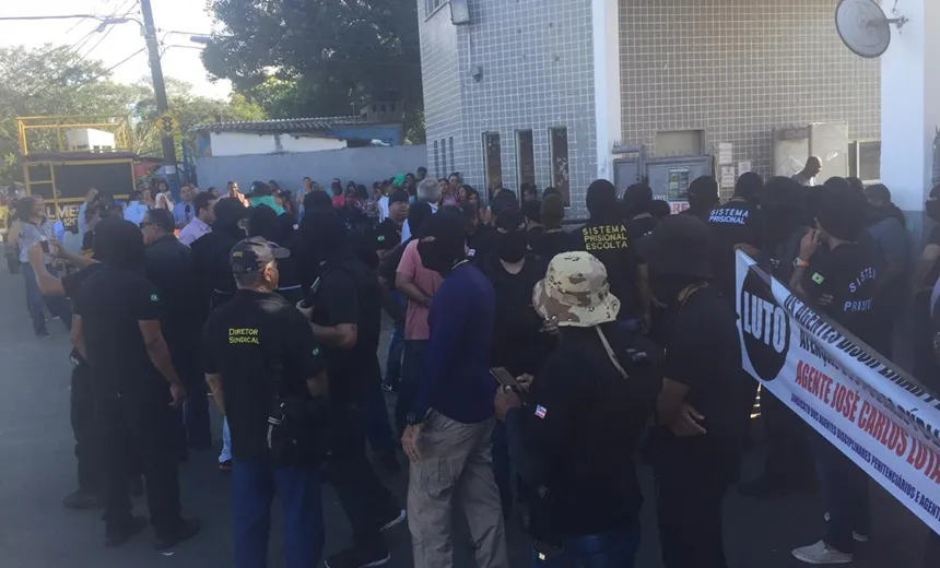 Agente penitenciários protestam, em frente a presídio da Mata Escura, pela morte de colega