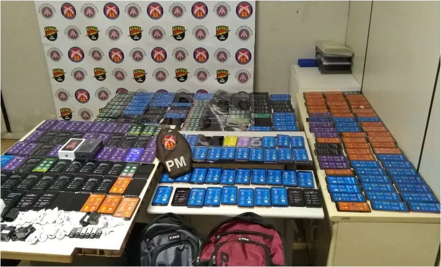 Trio de suspeitos dorme em loja de shopping de Salvador para tentar furtar 257 celulares