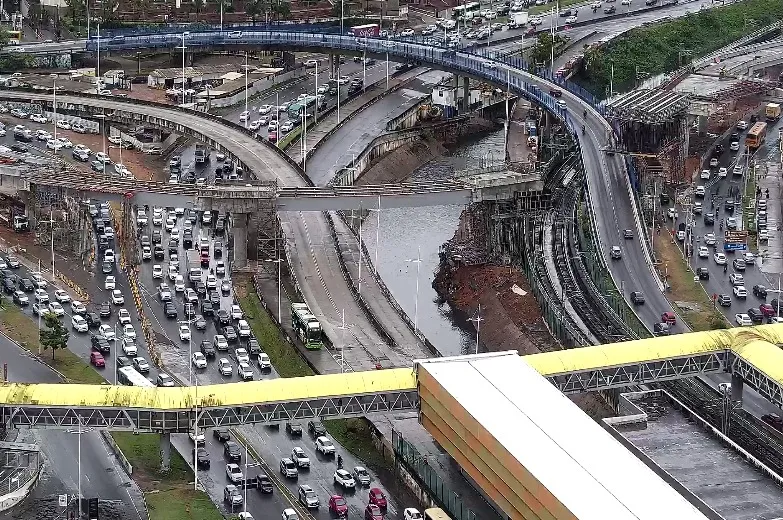 Trânsito volta ao normal na Avenida ACM após retirada de guindaste