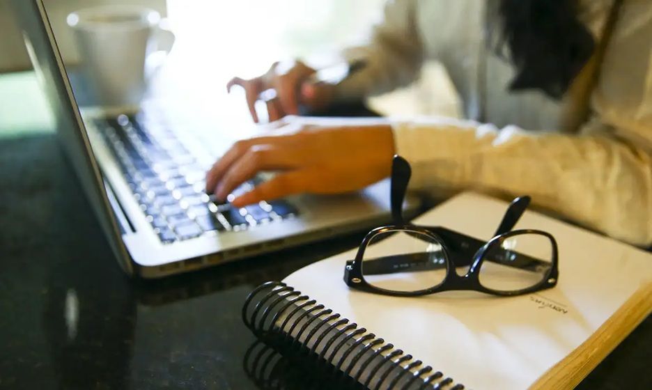 Com a Digitalização E a Adoção Do Modelo Híbrido De Trabalho, a Comunicação Escrita Tornou Se Indispensável Para O Bom Andamento Dos Processos Nas Organizações