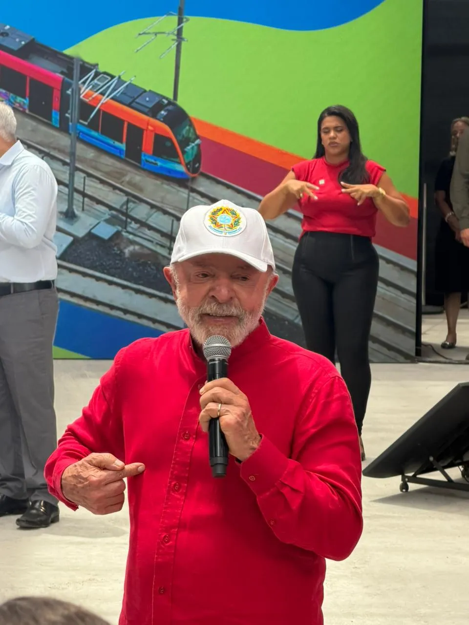Com presença de Lula, governo autoriza ampliação do metrô de Salvador