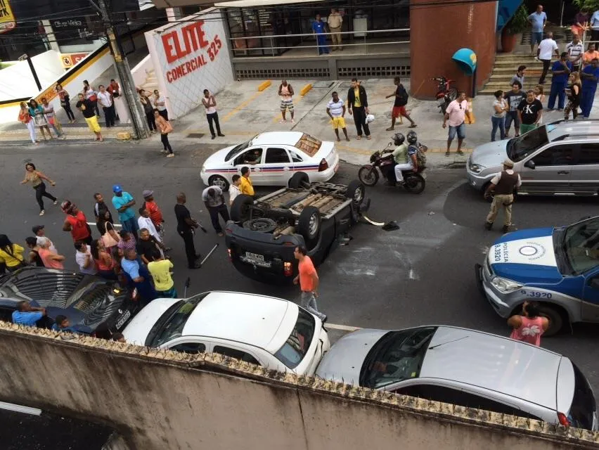 Carro capota no Costa Azul e vítimas ficam presas às ferragens