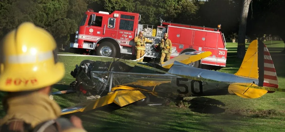 Ator Harrison Ford sofre acidente de avião na Califórnia