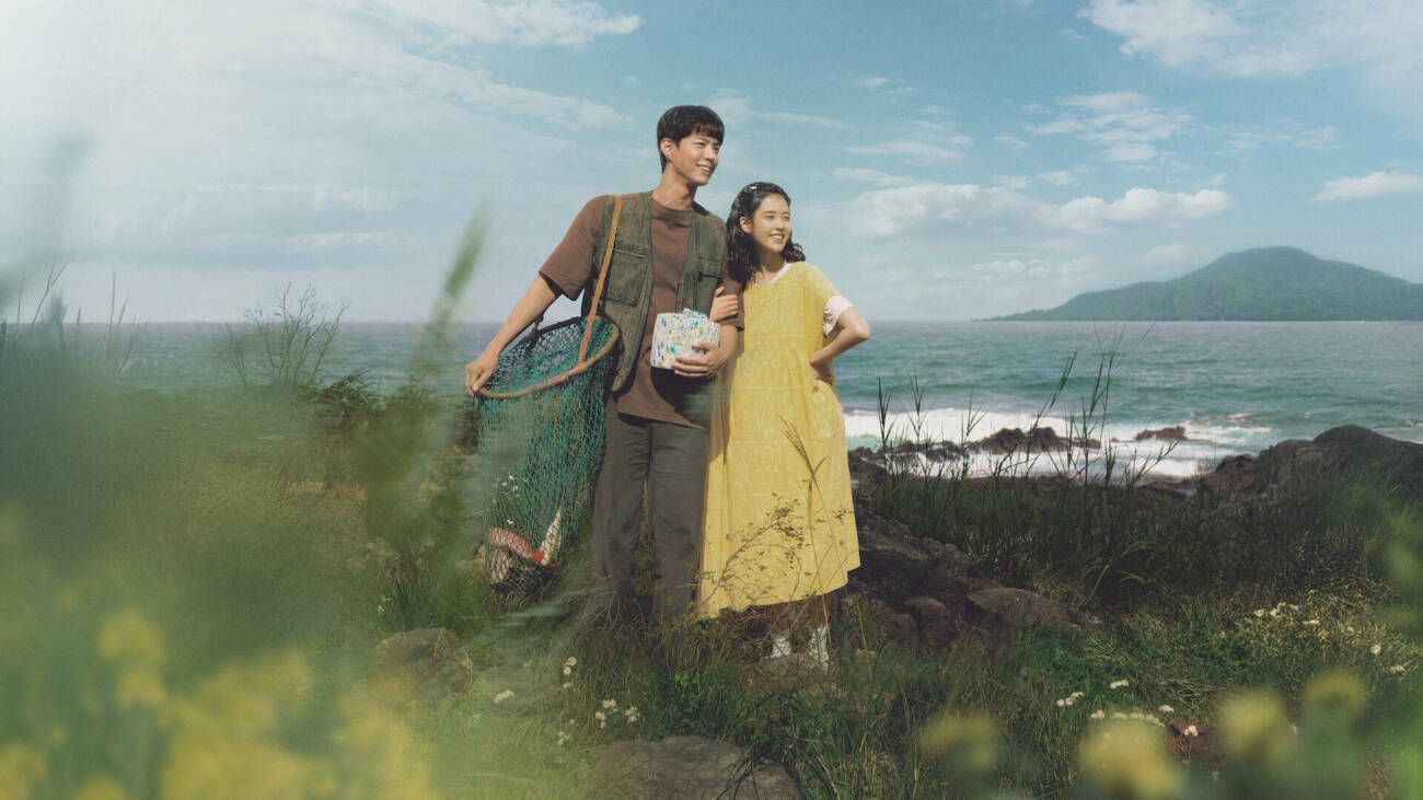Ambientada na década de 1950, na Ilha de Jeju, a série sul-coreana Se a Vida Te Der Tangerinas acompanha a trajetória de Ae-soon e Gwan-sik. | Foto: Divulgação/Netflix