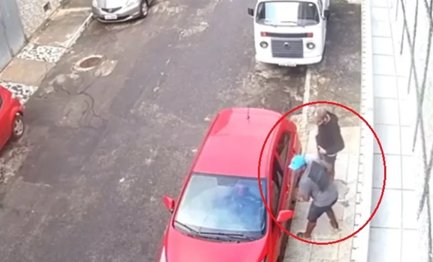 Assista: criminosos tentam roubar veículo em Salvador mas desistem após motorista recusar abrir porta