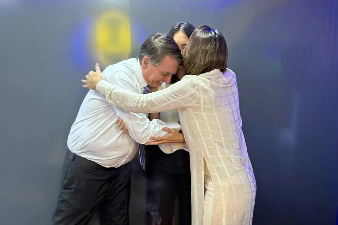 Michelle e Jair Bolsonaro comemoram o aniversário da filha, Laura Bolsonaro, que completa 15 anos. Foto: Reprodução / Instagram @michellebolsonaro
