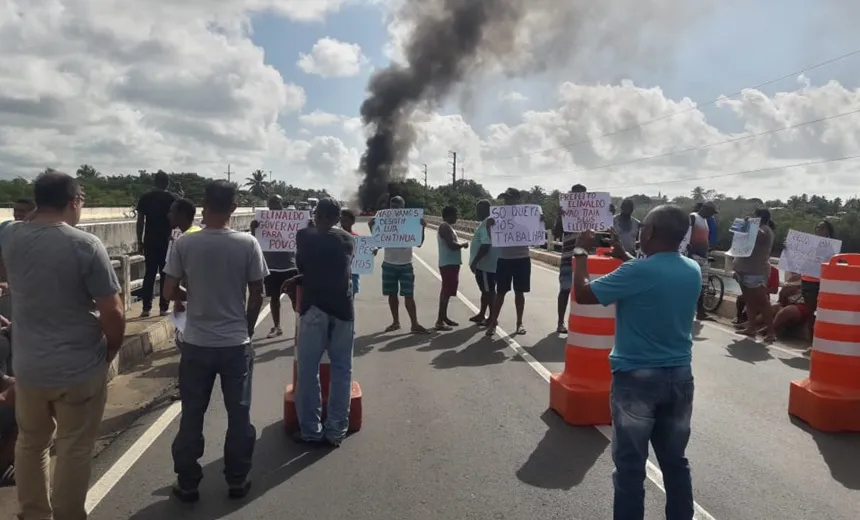 Protesto de moradores deixa trânsito intenso na Estrada do Coco 