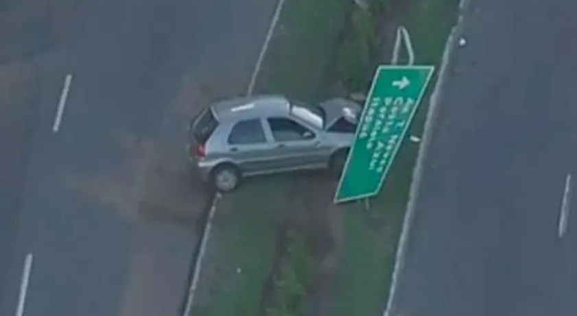 ACIDENTE: Carro sai da pista e derruba placa de sinalização