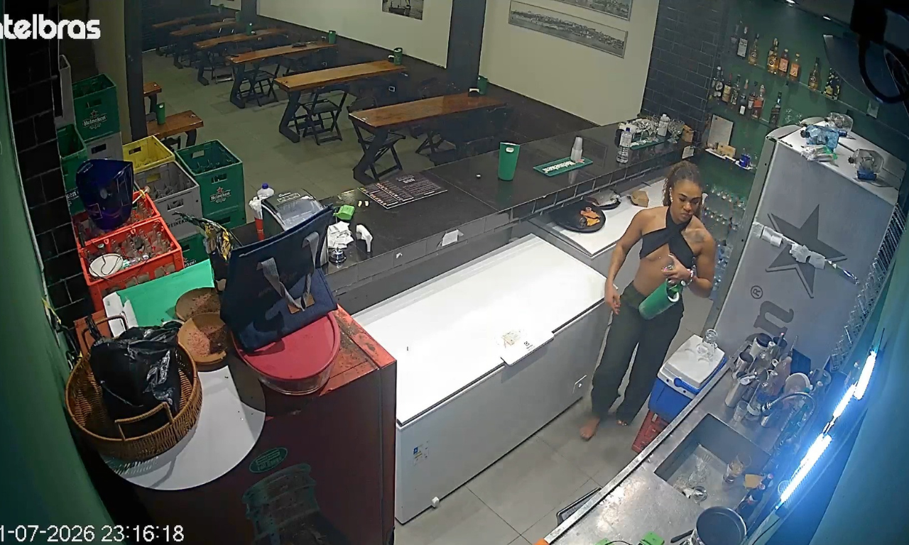 V&iacute;deo revela momentos antes de mulher ser agredida por empres&aacute;rio em Salvador. Foto: C&acirc;mera de seguran&ccedil;a