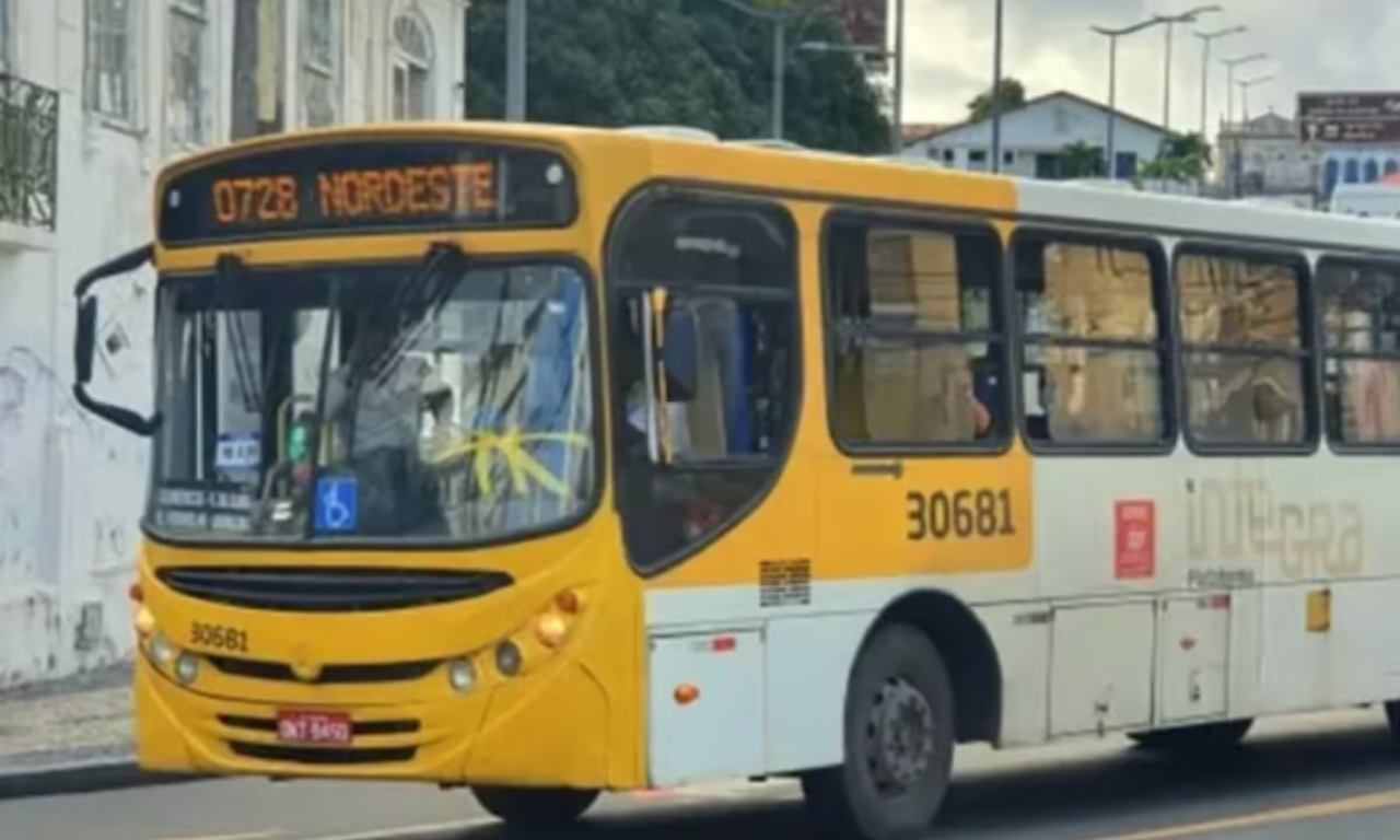 &Ocirc;nibus voltam a circular no Nordeste de Amaralina ap&oacute;s PM ser baleado.Foto: Reprodu&ccedil;&atilde;o