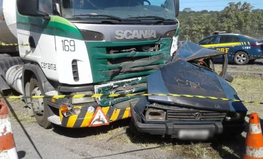 Cinco pessoas morrem em acidente envolvendo um carro e duas carretas na BR-116
