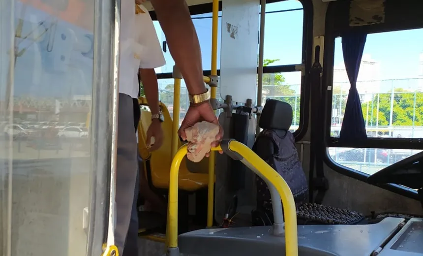 Motociclista causa terror em ônibus ao fechar o coletivo e tentar apedrejar motorista em Salvador
