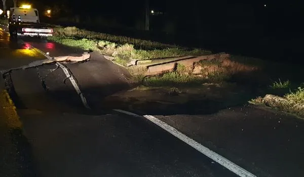 Trecho da BR-324  é interditado após pista ceder; acúmulo de água das chuvas causou o problema 
