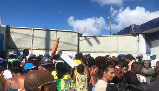Centenas passam noite em fila para trabalhar no 02 de fevereiro; SAMU foi chamado