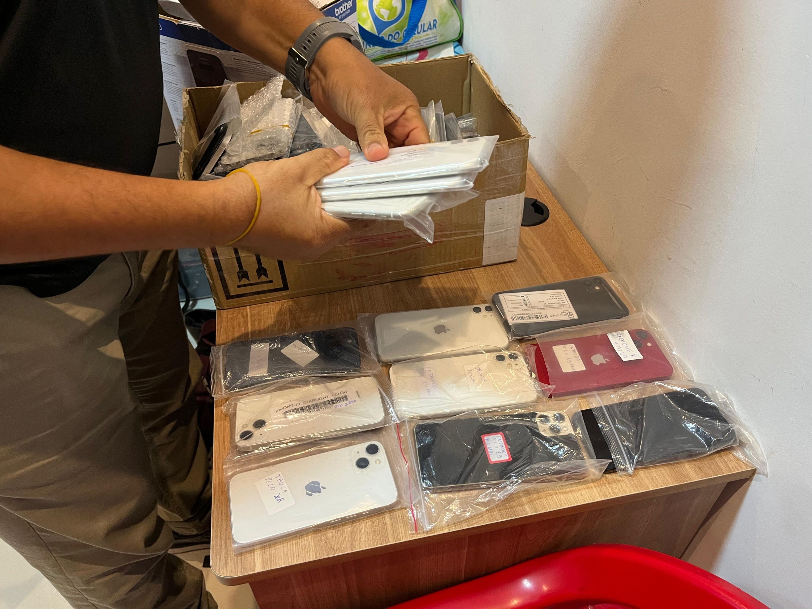 Operação Apreende Mais De 200 Celulares E Roupas Falsificadas Em Salvador