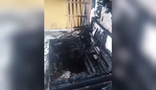 Moradores pedem ajuda após incêndio em casa na Gamboa, em Salvador