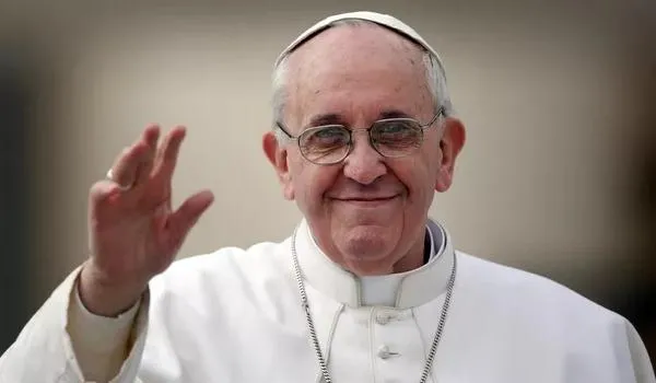 Papa pede que famílias recolham celulares e conversem nas refeições