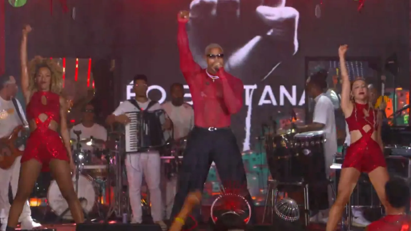 BBB 26: Léo Santana faz coro contra racismo em festa ao cantar 'Negro Lindo'