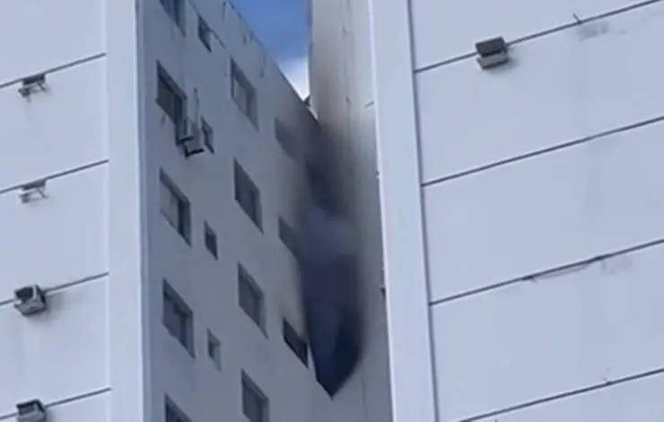 Vídeo: apartamento pega fogo no bairro do Imbuí, em Salvador