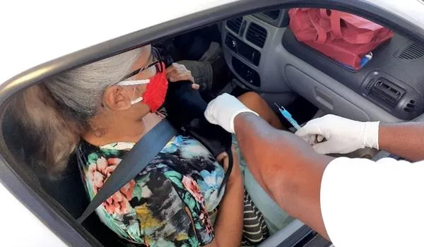 Drive-thru da vacinação antirrábica em Salvador termina neste domingo; saiba como vai funcionar 