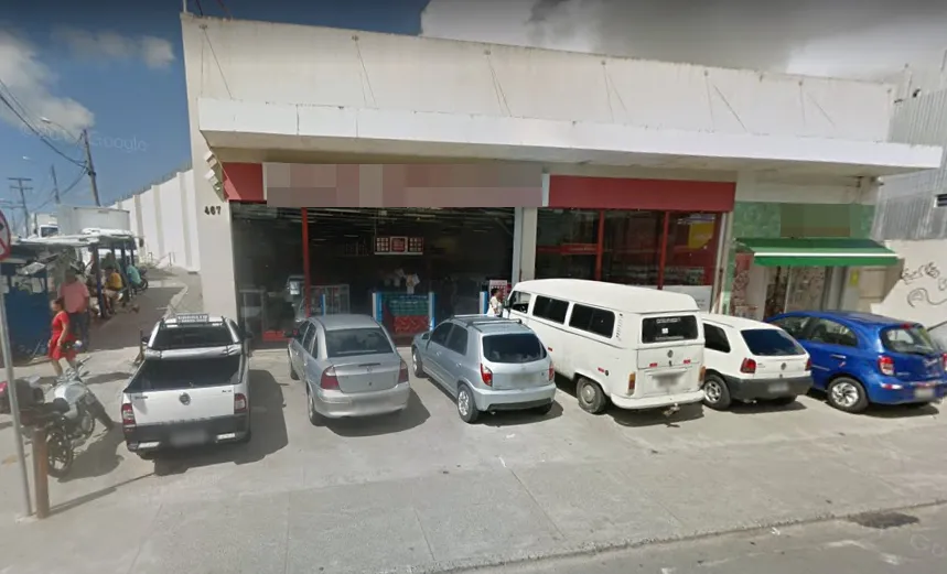 Bandidos levam dinheiro de clientes e caixas durante assalto em loja de Cajazeiras